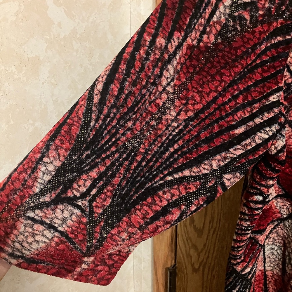 Maggie Barnes 1X Red‎ and Black Patterned V-Neck Top Dressy Lined - Picture 5 of 6